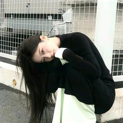乐坛天后私下抽烟，经纪人连夜公关，一个月引热议