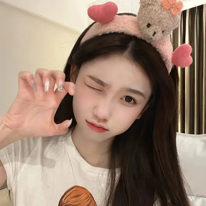 发布会现场实拍：某影后之女豪车代步炫富，学校展开调查